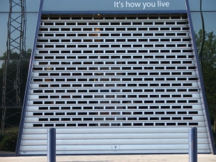 Galerie Natuzzi : grille enroulante en aluminium